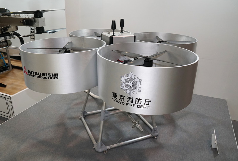 危機管理産業展2025で公開された、東京消防庁と三菱重工が共同開発中の消火活動用ドローン試作機。放水モジュール装着の展示例。