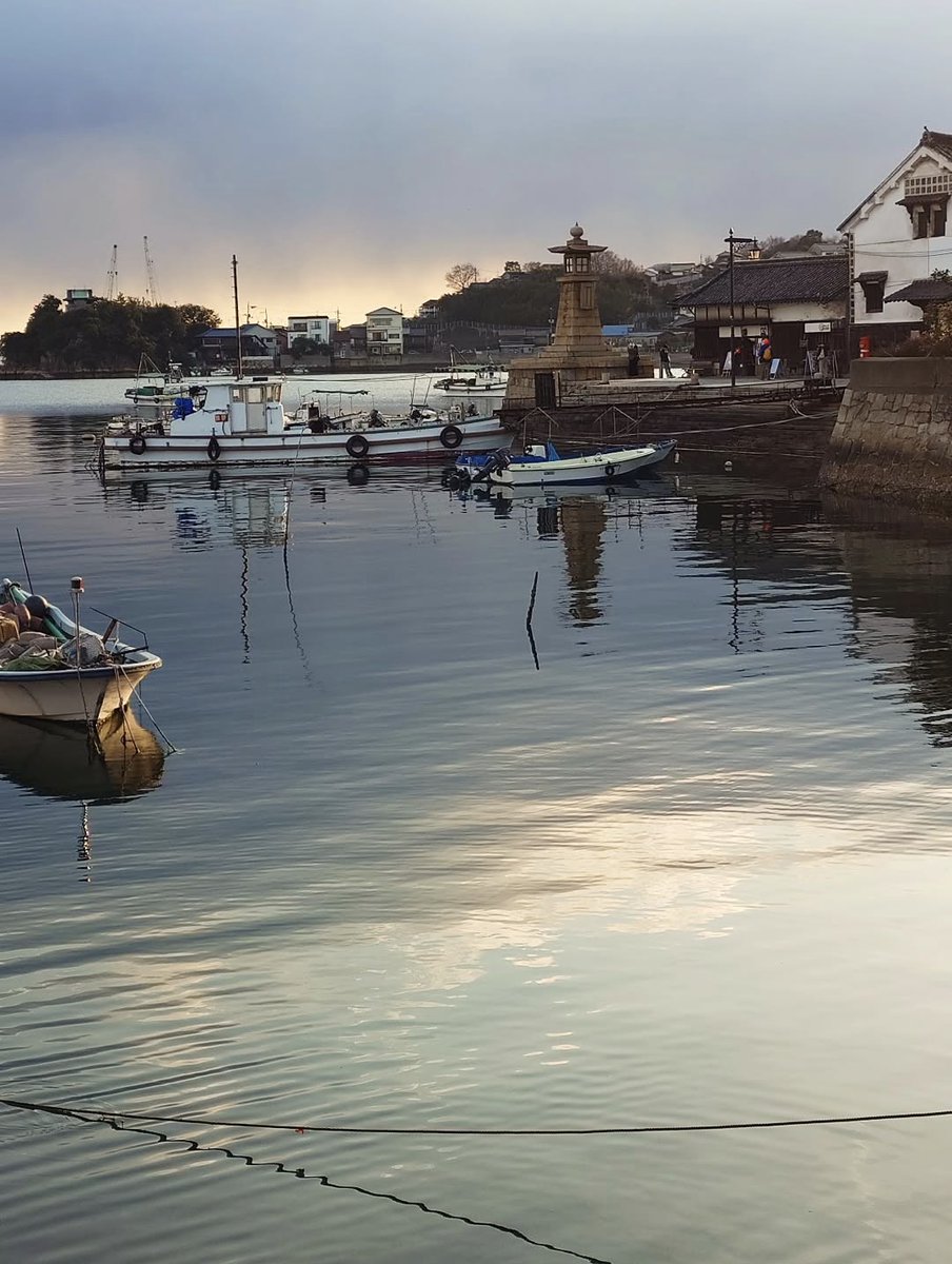 冬の鞆の浦常夜燈。水面に映る空と灯りのコントラストが美しい