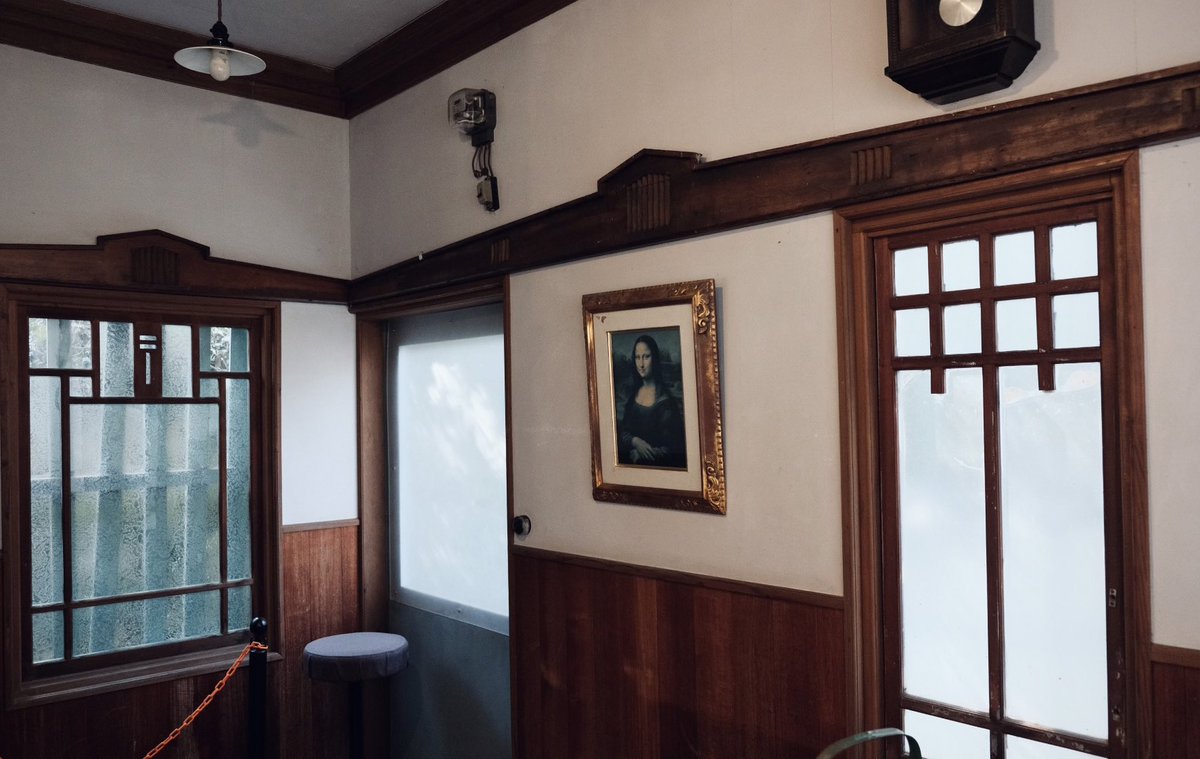 内部待合室の様子。木枠パネルと暖炉、当時のままの雰囲気