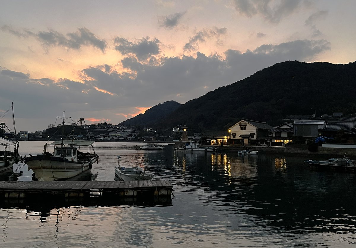 日本遺産の日を祝う鞆の浦夜景。常夜燈の灯りが港全体を照らす