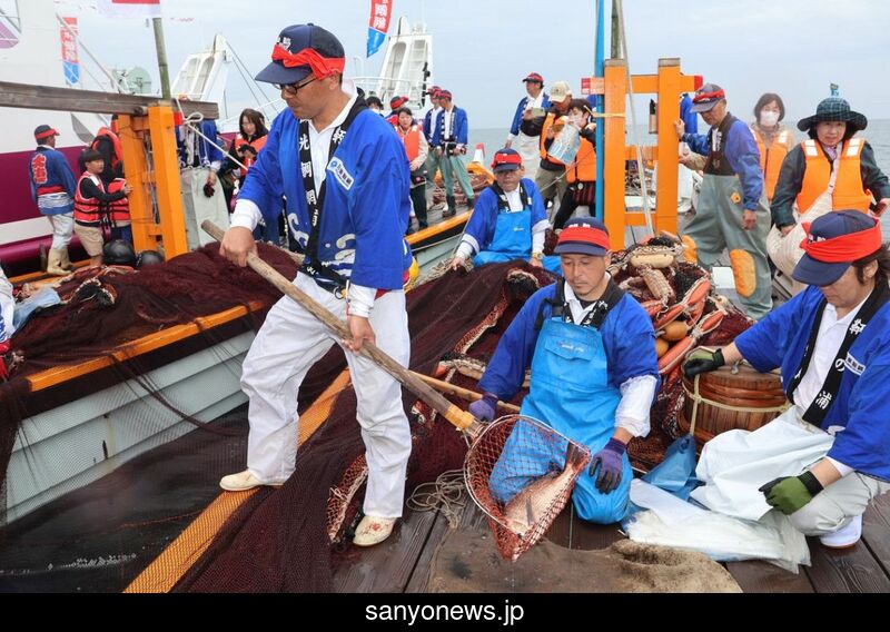 福山市鞆の浦の観光鯛網で、法被姿の漁師が巨大な網を扱い、桜鯛を扱う様子を示す一コマ。大漁旗が色鮮やかに翻る。当該X投稿付随の報道用ビジュアル。