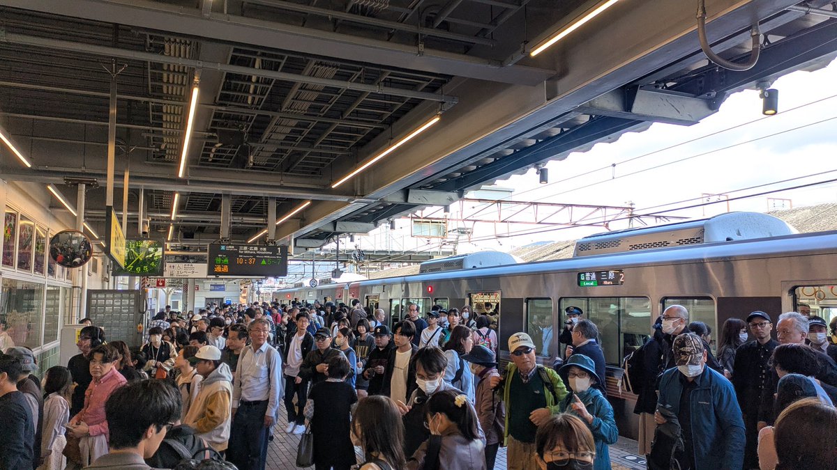 同じ投稿の2枚目。座席と通路に人がおらず車内が空いた状態で、先の写真との対比が意図されている。混雑が一時的なピークであったことを示す材料として参照される。