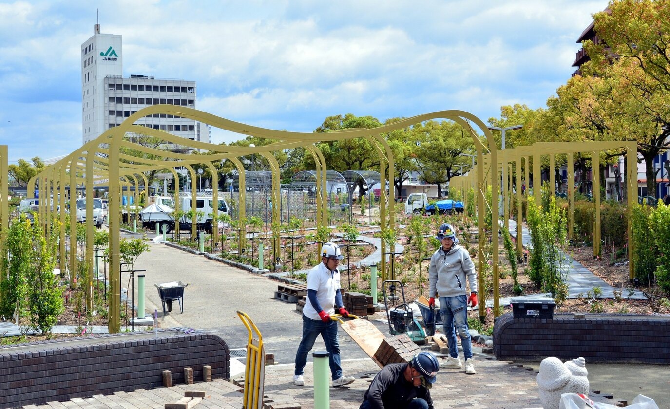 福山市ばら公園のリニューアル工事が進む様子や、整備後の園内の様子を伝える報道写真。アーチ状の構造物やばらの花壇が写る