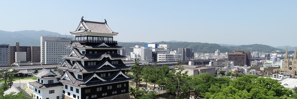 福山市公式Xアカウントのヘッダー画像。瀬戸内の風景と市のキャラクター的モチーフが使われ、公式発信アカウントの視認性を高めるバナーとして機能する。