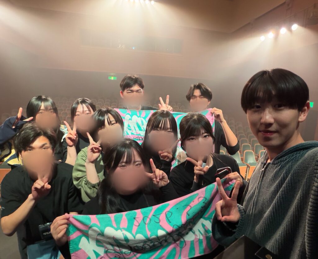 2026年5月3日「久保陽貴 STAGE in HIROSHIMA 2nd STAGE」終了後、リーデンローズ小ホールで久保陽貴さんとファンたちが記念撮影。カラフルなタオルを持ち、笑顔で集まる公演後の温かい集合写真