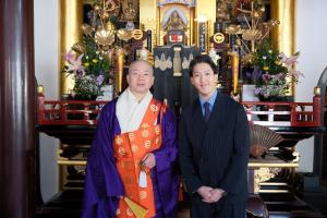 常國寺における尾上右近さんと住職の様子。福山市広報ふくやま2026年5月号掲載写真。