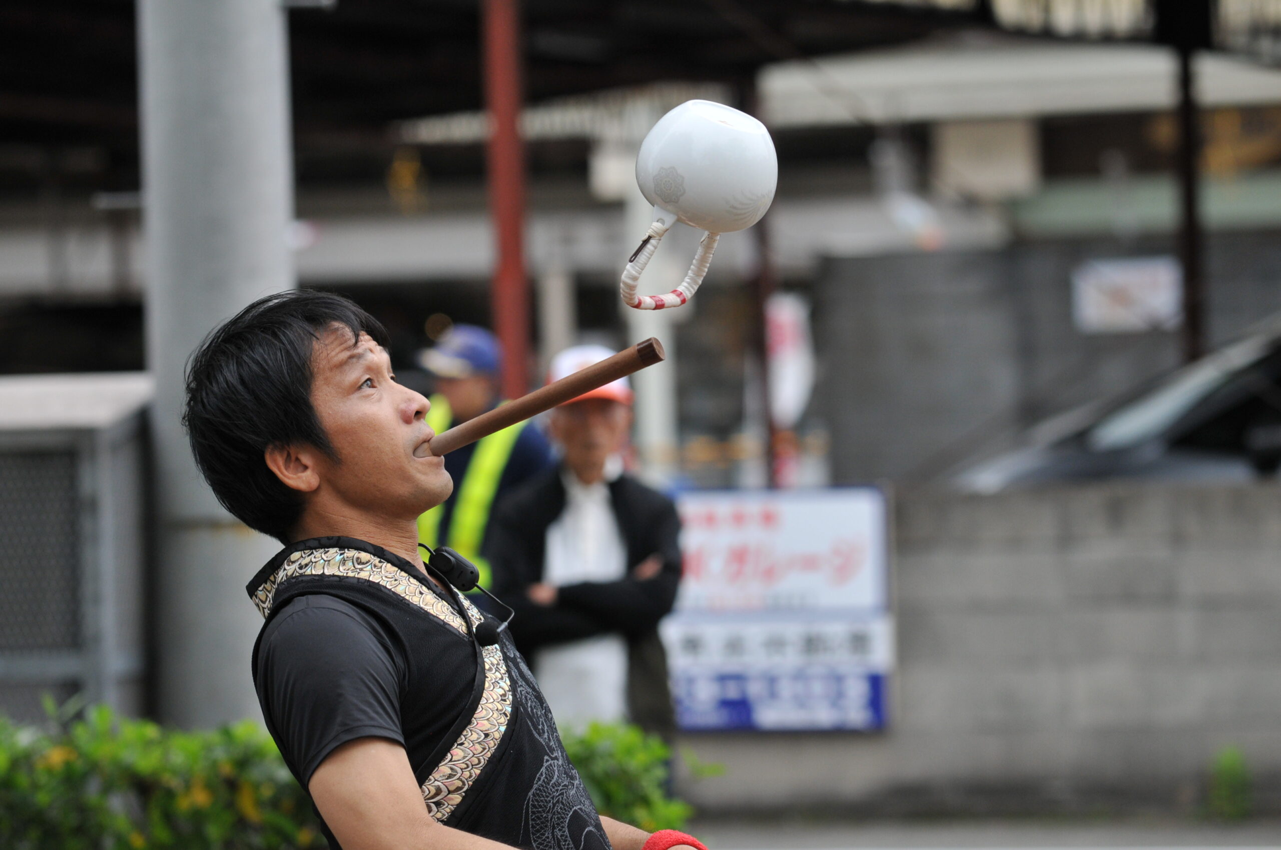 福山市中心部の商店街で行われたふくやま大道芸の街角パフォーマンスの様子(公式サイト掲載の過去年の実写)