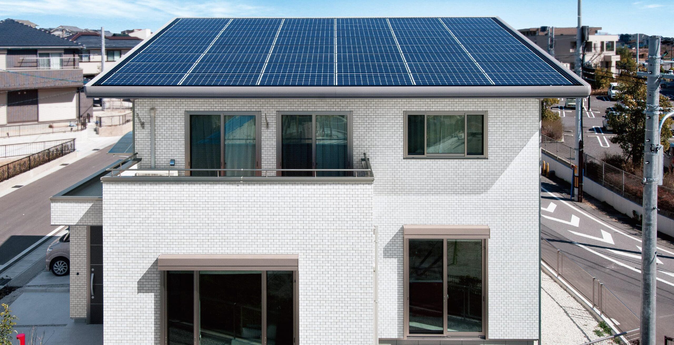 住宅屋根に太陽光パネルを設置した戸建ての外観写真。家庭向け創エネ導入を象徴するビジュアルとしてパナソニック ホームズ公式コラムより引用する。