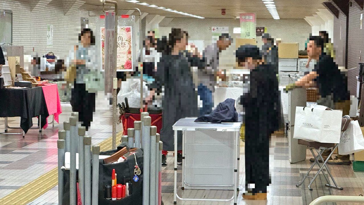 福山駅前地下道で開催された第105回「ふくやま駅CHIKA手しごと市」の会場。ハンドメイド雑貨の出店が並ぶ様子（2026年5月16日・号外NET掲載写真）