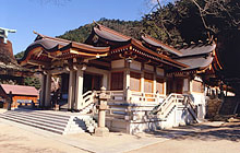 福山観光コンベンション協会が公開する沼名前神社の観光紹介写真。鞆の浦の代表的な社殿と参道の雰囲気を示す