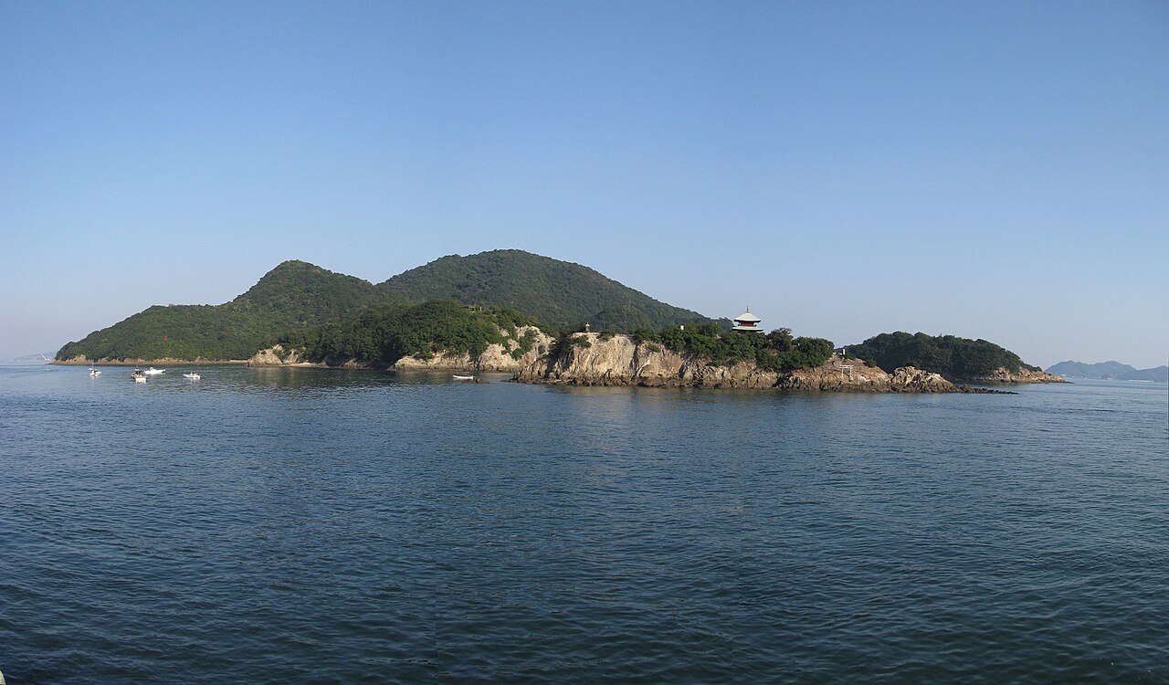 鞆の浦から望む弁天島と仙酔島の昼景。港町の景観と瀬戸内海の島々の関係が分かる写真。