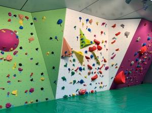 福山市スポーツ協会サイト「エフピコアリーナふくやま　クライミングウォールオリエンテーションについて」に掲載されたクライミングウォールの写真の一つ。施設の一般的な利用イメージとして引用する。
