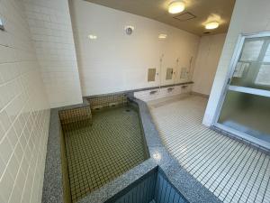 同一施設の公式紹介ページに掲載されている別角度の写真で、建物・プール施設の外観や設備を伝えるために使われる municipal sports facility imagery。