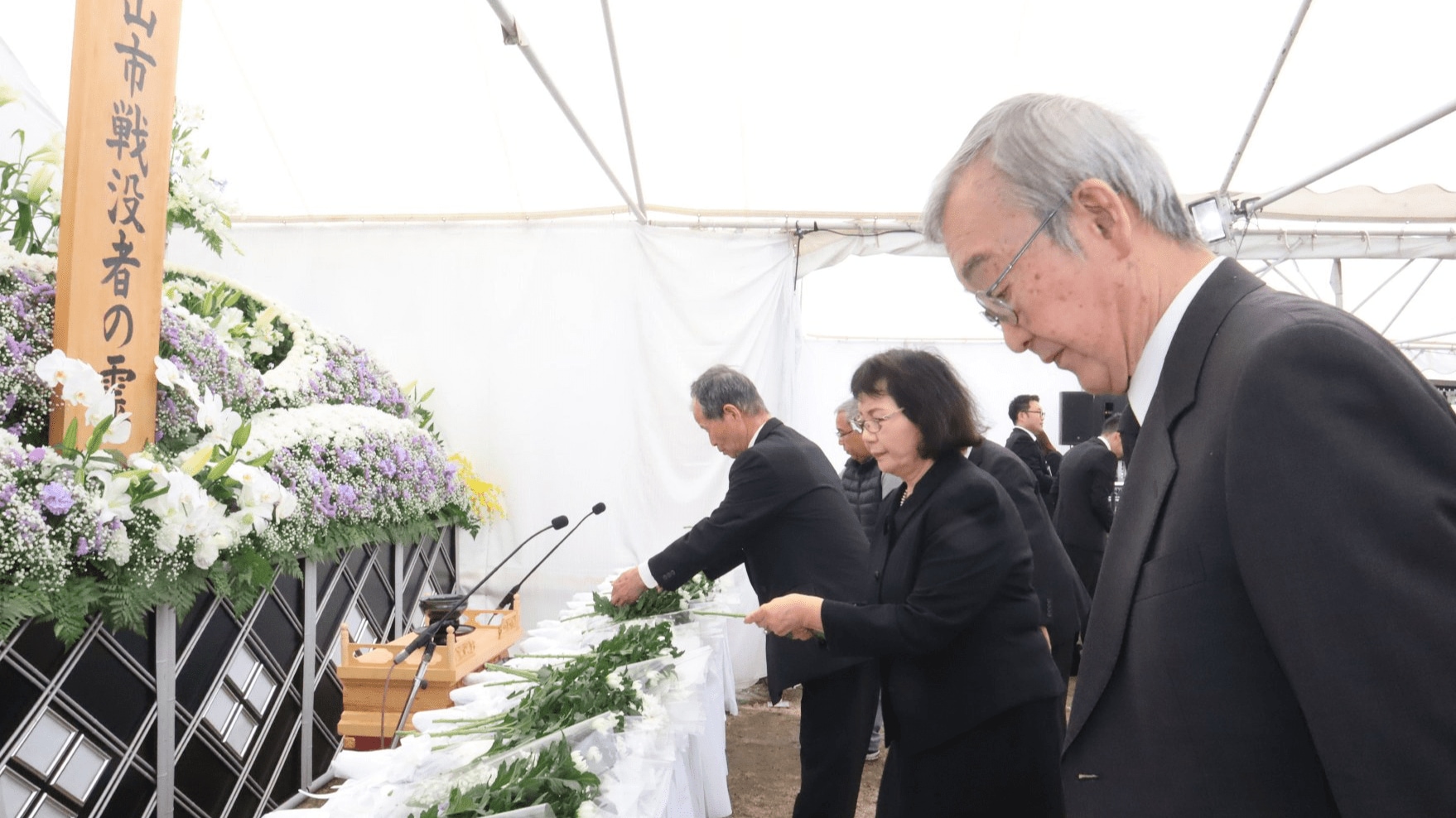 2025年福山市戦没者追悼式の参列者が献花する様子（報道掲載写真・比較用）