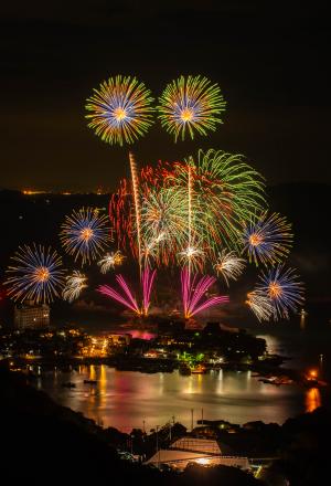 福山市広報2026年5月号に掲載された2026年度福山鞆の浦弁天島花火大会の告知ビジュアル。弁天島での打ち上げと市制110周年記念プログラムが紹介されている。