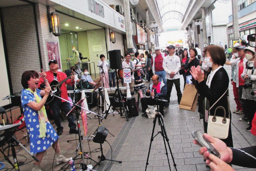 福山ばら祭・中心部商店街の街角音楽祭案内に掲載されたローズオブジェの写真