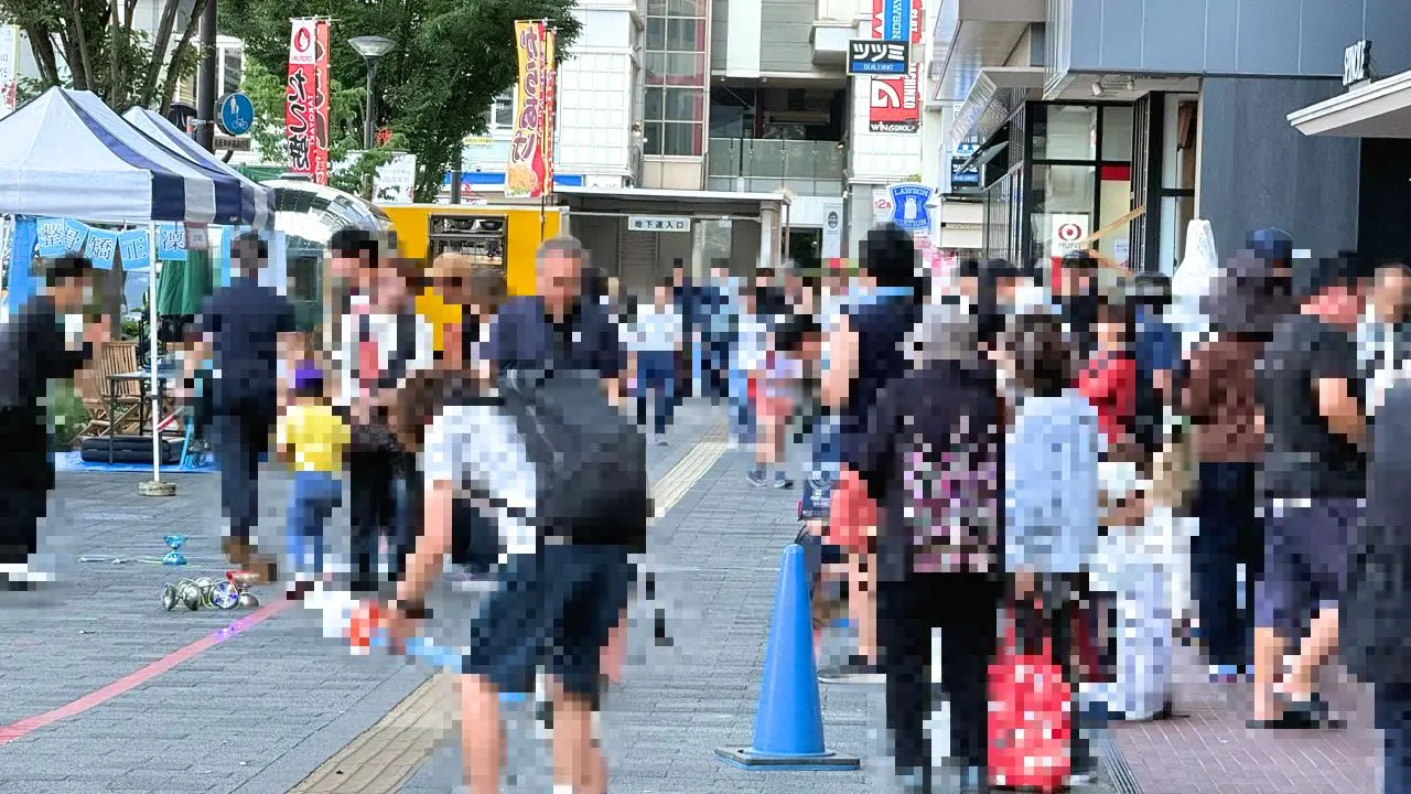 手しごと市の出店ブースが並ぶ福山駅前地下道。作家の一点ものが並ぶ様子（号外NET掲載・2026年5月）