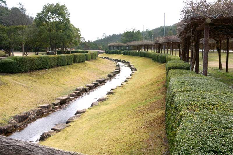 堂々公園の風景。六番砂留上流の堆砂敷を利用した日本庭園風の公園で、ホタル観賞の拠点の一つ。