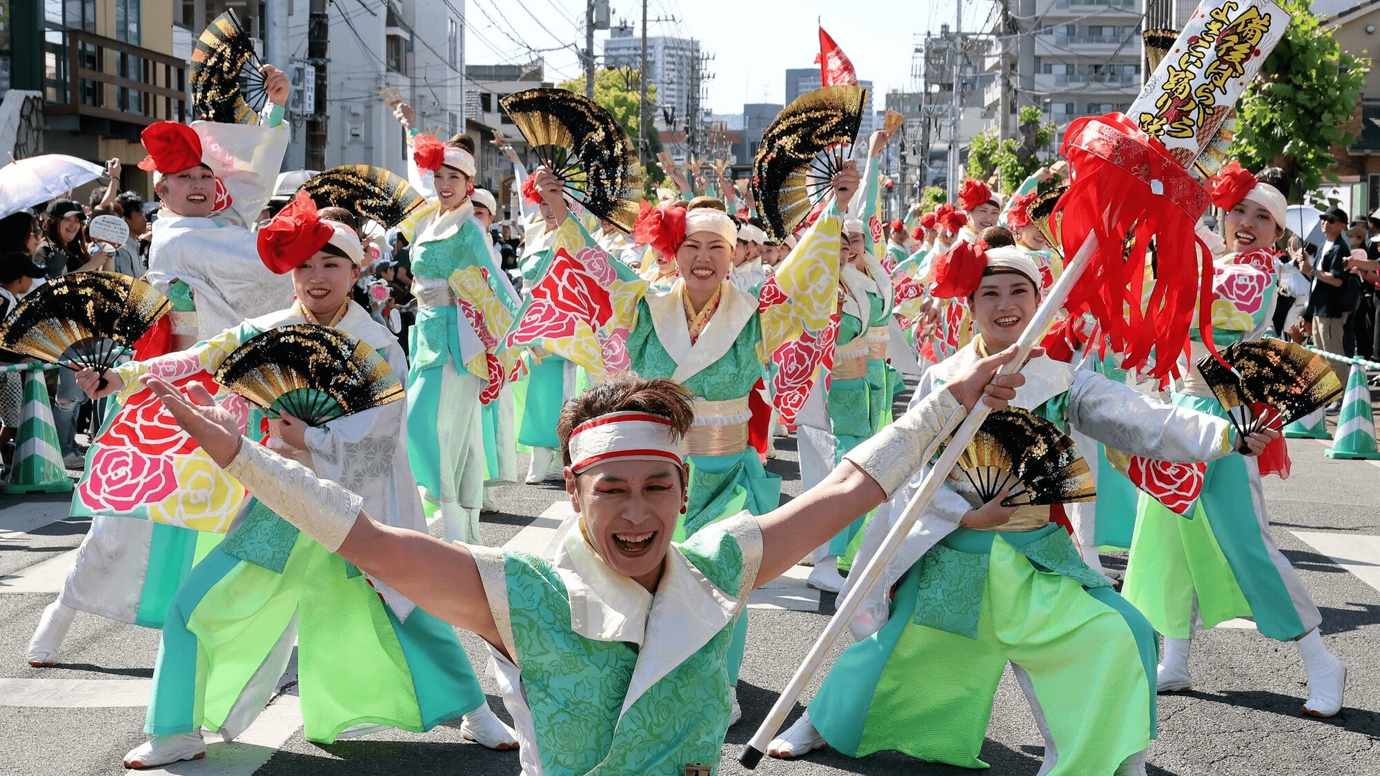 福山ばら祭2026最終日5月17日の会場の様子。ローズパレードやステージイベントの賑わいを伝える報道写真。
