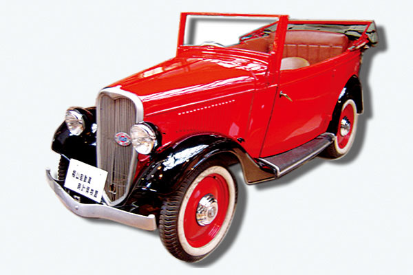 福山自動車時計博物館公式サイトで紹介されている1935年式ダットサンフェートンの展示写真。
