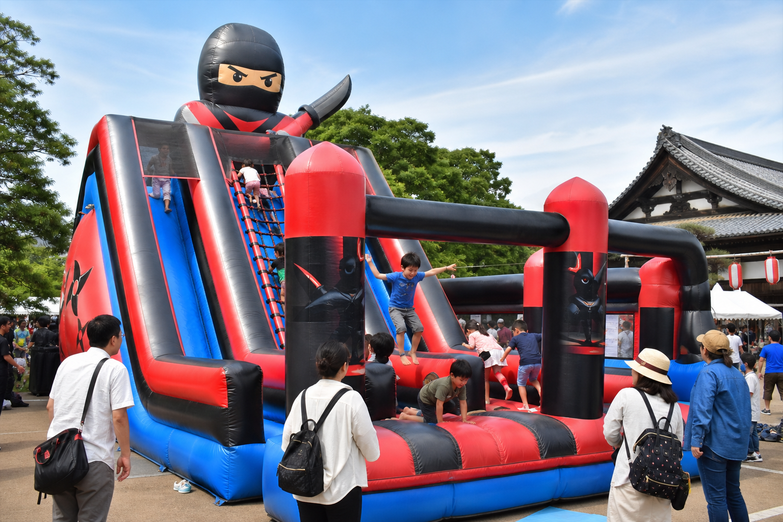 大型ふわふわ遊具で遊ぶ子どもたちのイメージ。スライドや障害物コースの雰囲気。※画像は生成AIにより作成されたイメージです