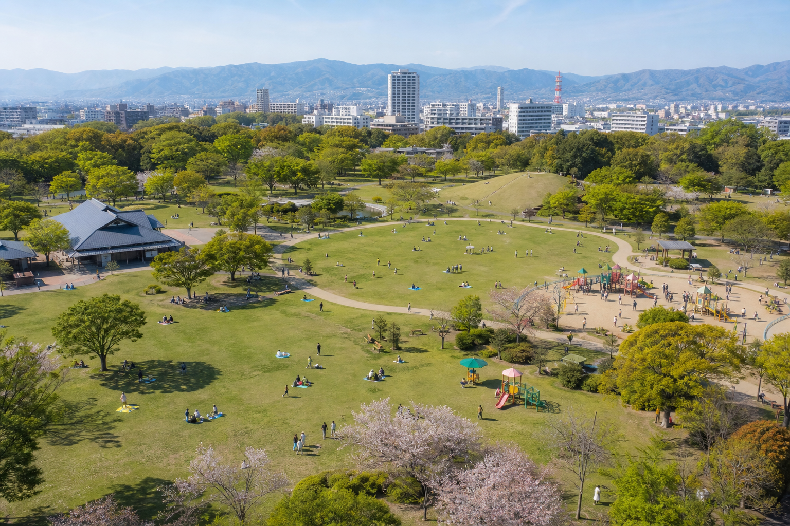 広い公園の芝生と樹林、散策する家族のイメージ。※画像は生成AIにより作成されたイメージです