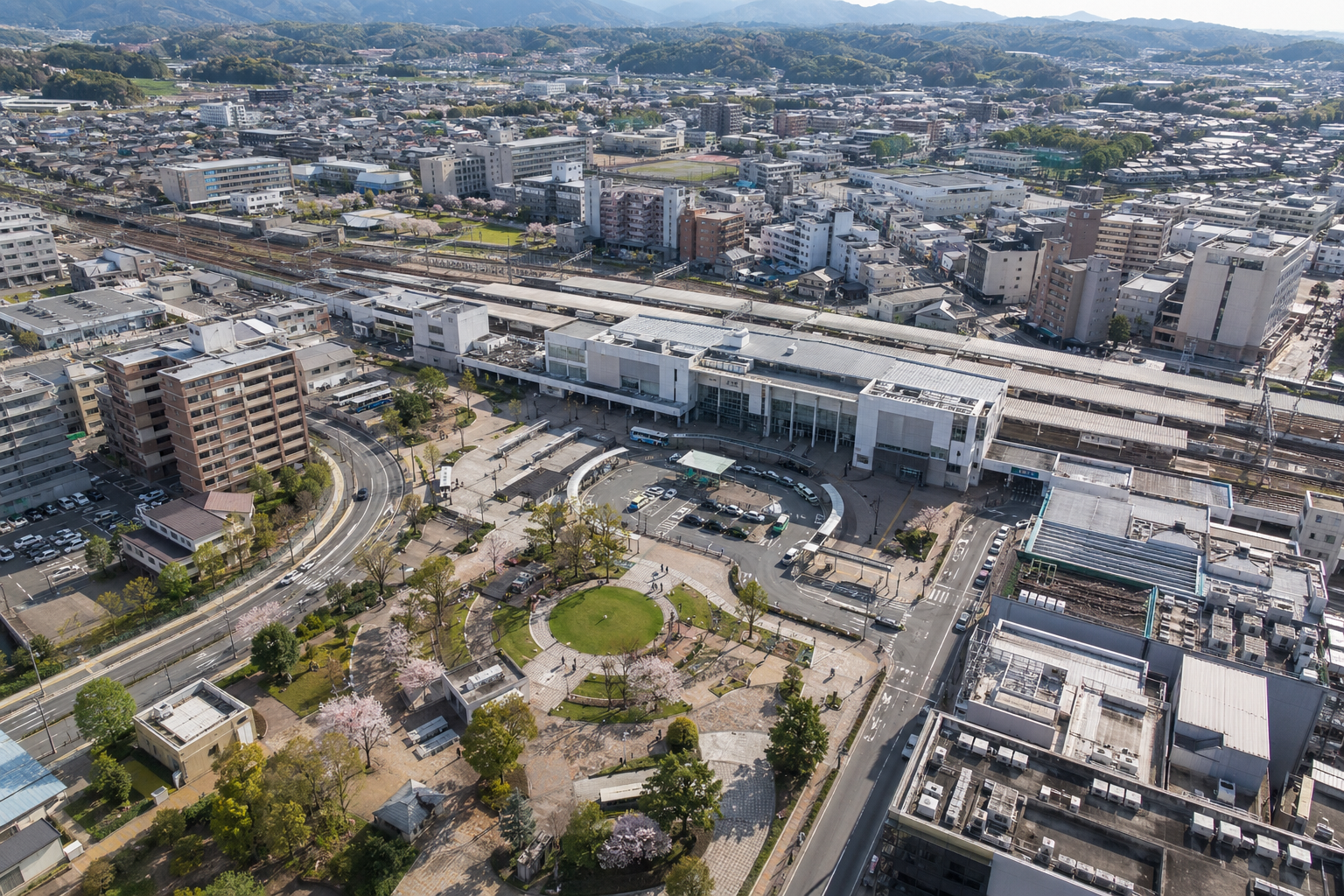 地方都市の駅周辺に広がる広場・道路・建物のイメージ。福山駅周辺の具体景観を示すものではありません。※AIにより生成した参考イメージです。