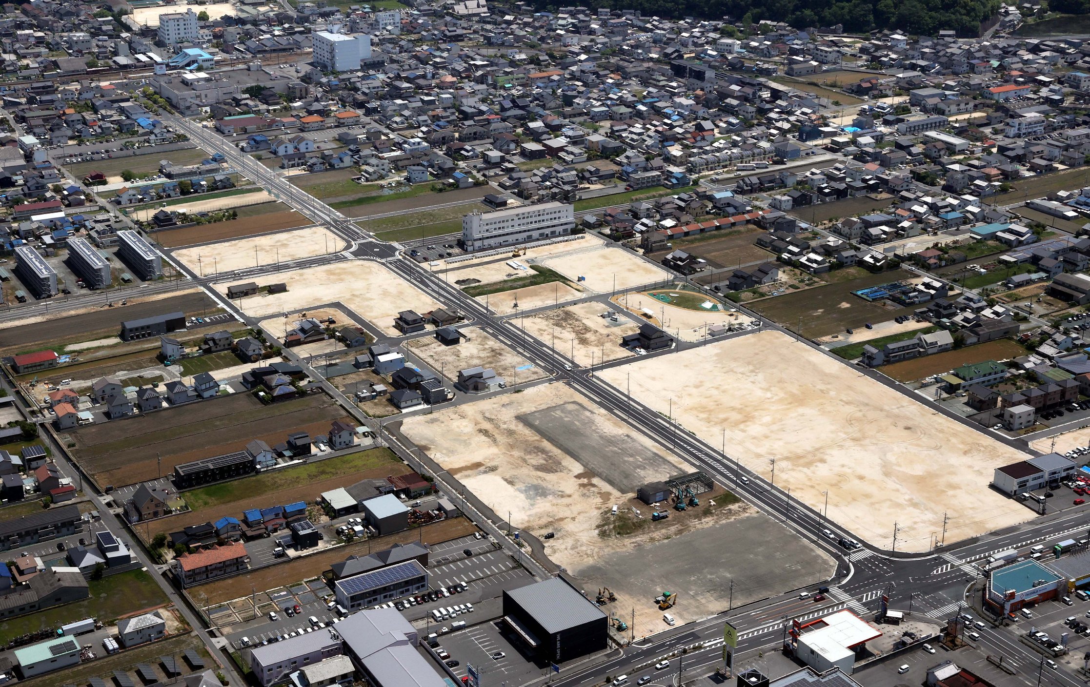 福山市神辺町川南地区の整備地。土地区画整理事業がおおむね完了したエリアで、ハローズが同社最大規模のショッピングモール建設に着手する（2026年5月19日付中国新聞掲載写真・山本誉撮影）