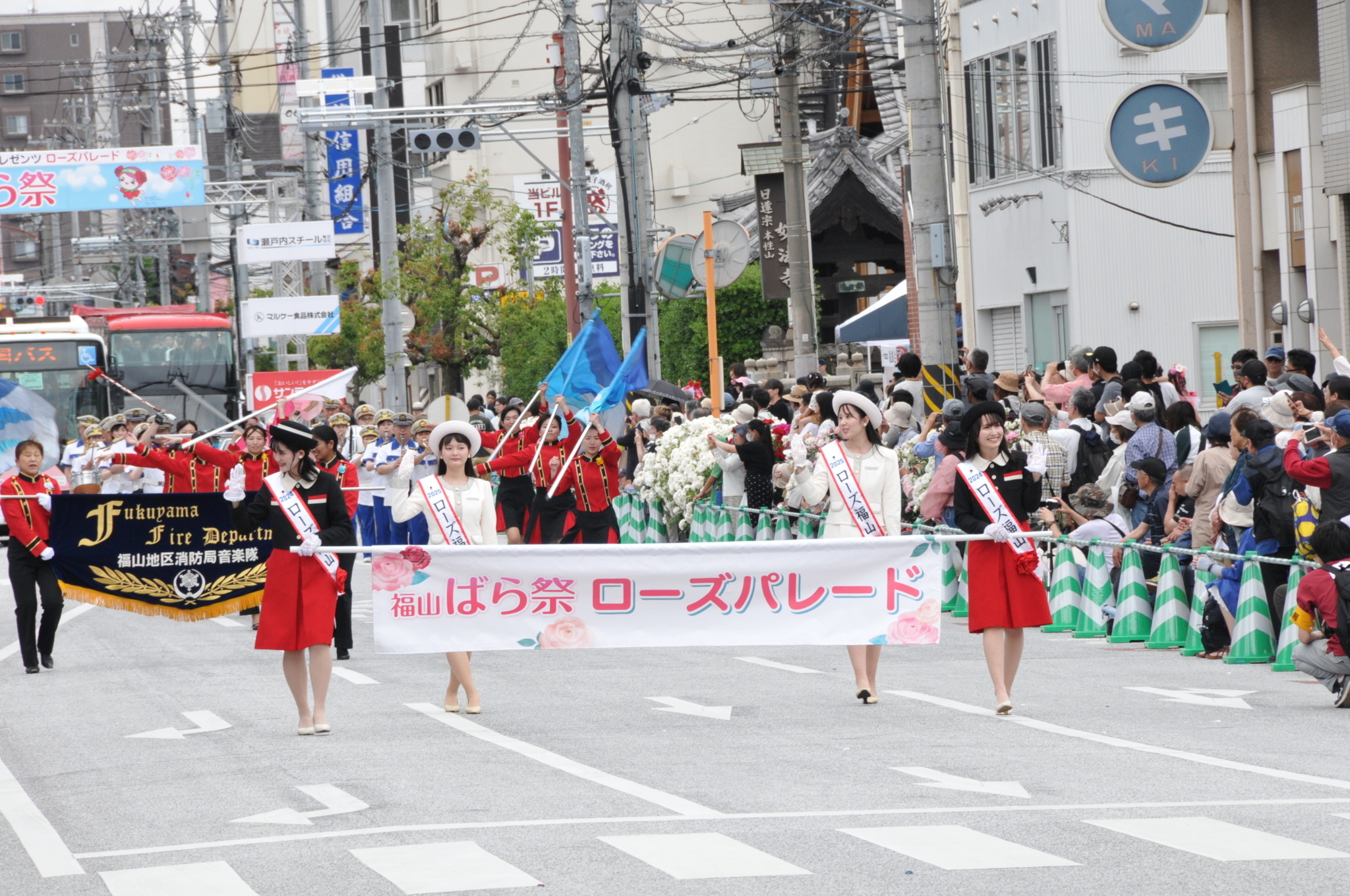 福山ばら祭公式サイトが掲載するローズパレードのイメージ写真（2025年開催時の模様）