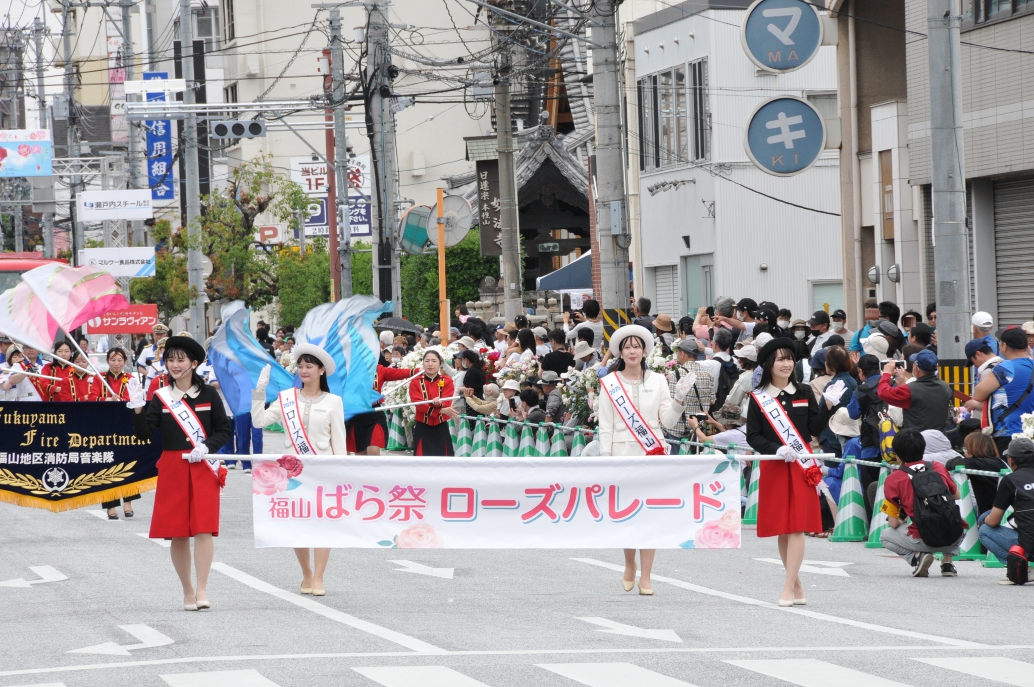 ローズパレードの別アングル（福山ばら祭公式・2025年開催時の模様）