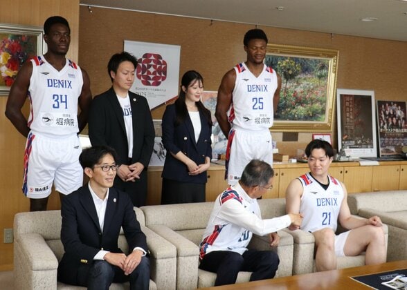 中国新聞デジタル掲載のびんご福山デニックス選手と枝広直幹福山市長の面会写真。SB1昇格報告と新シーズンへの意気込みを伝える場面。