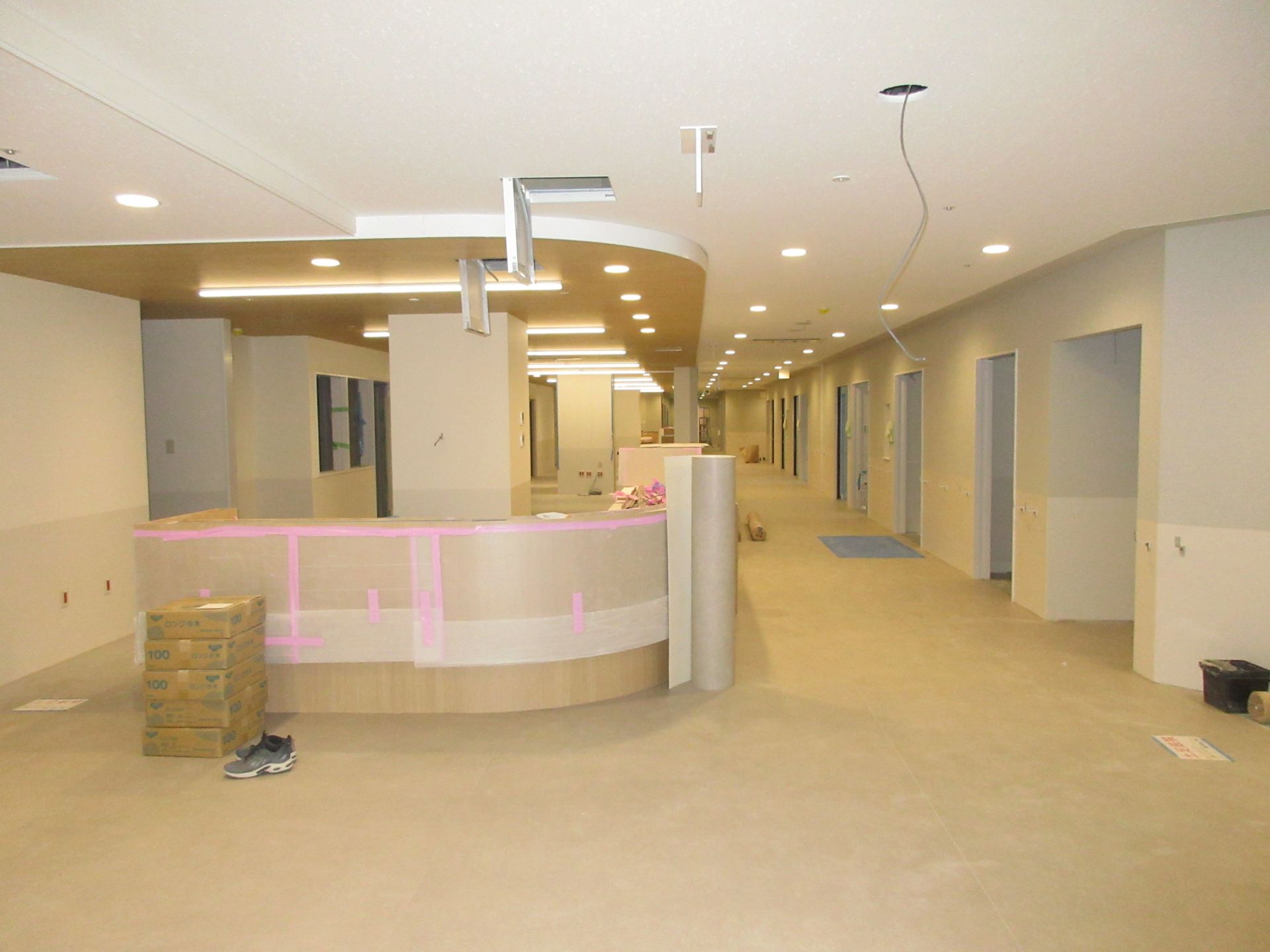 福山市民病院増改築工事で完成した新本館1期の外観。鉄骨造・免震構造の地下1階・地上7階建て。蔵王町の圏域基幹病院として周産期母子医療センターと救命救急機能を備える。