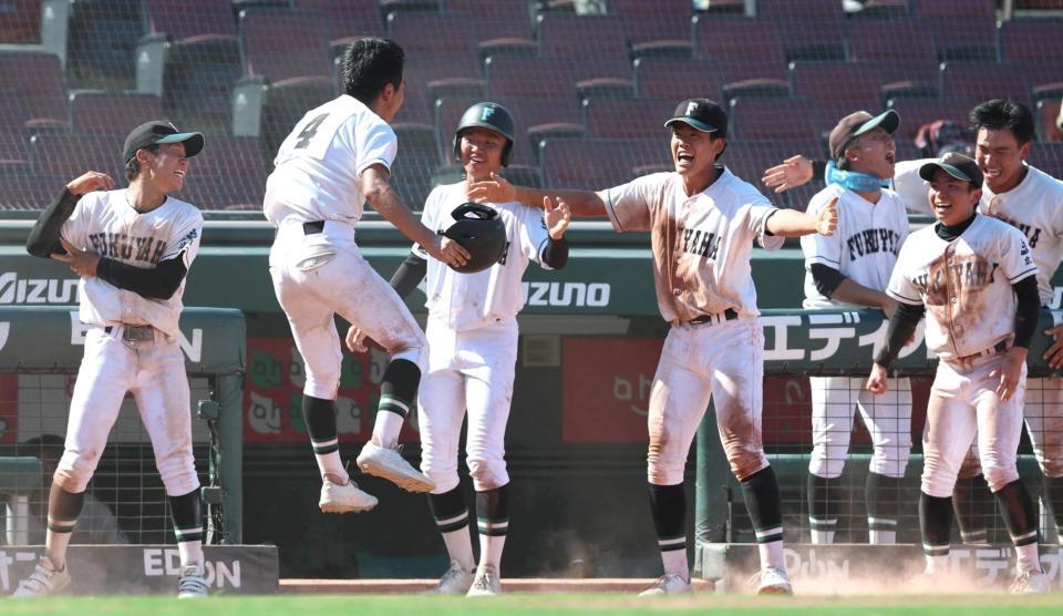 2026年夏の高校野球広島大会で、創部初の決勝進出を決めた福山高校の選手たち。翌日の広島商戦を前にチームの勢いが伝わる報道写真