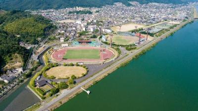 竹ケ端運動公園のスポーツ施設群を紹介する福山市公式写真。水上スポーツセンターが陸上競技場や野球場などと一体で運用される環境を示す