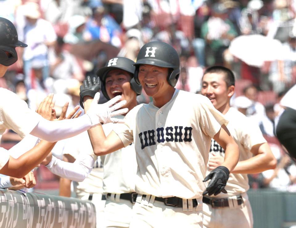 広島大会準決勝で広陵を破り、決勝へ進んだ広島商の選手たち。福山が7月28日の決勝で対戦する伝統校の現在地を示す報道写真