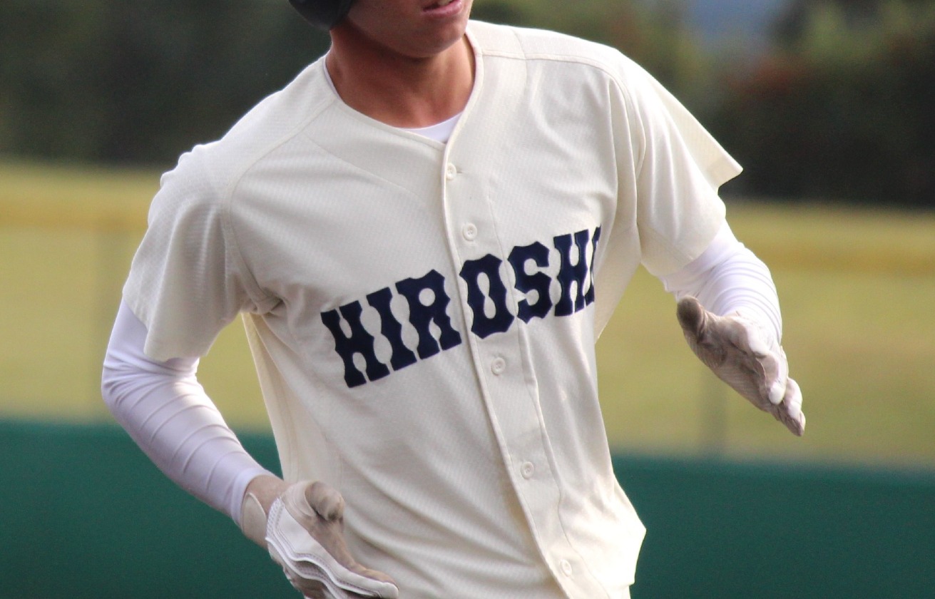 2026年夏の広島大会準決勝を伝える高校野球専門メディアの試合写真。広島商と福山がそれぞれ逆転で決勝進出した大会の緊張感を示す