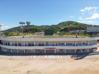 福山市竹ケ端運動公園の水辺とスポーツ施設を示す公式写真。芦田川河口湖に設けられる2,000メートル漕艇コースの地域的な位置づけを伝える