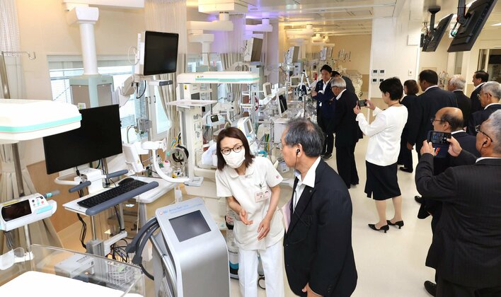 周産期母子医療センターに関する竣工式後の見学。中国新聞掲載の報道写真。