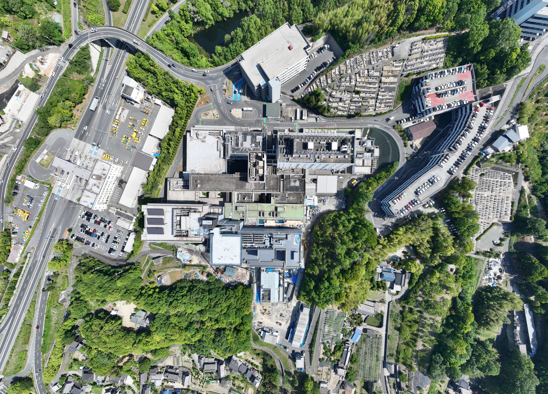 福山市民病院新本館増改築の内装・設備工事。厨房エリアや各部屋への設備機器搬入の様子。