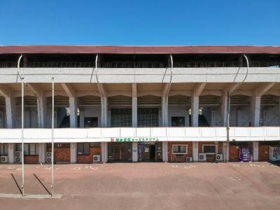 竹ケ端運動公園内の複数スポーツ施設とアクセス環境を示す福山市公式写真。大会日に人と車が集まる総合運動公園としての特徴を伝える